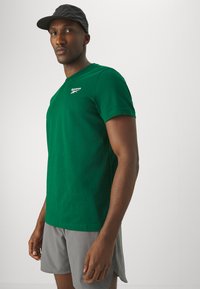 Reebok IDENTITY SMALL LOGO TEE - Osnovna majica kratkih rukava - green