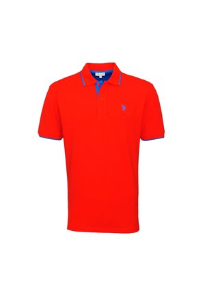 Polo rouge en coton, avec un col et des accents bleus. Patte de boutonnage à trois boutons, manches courtes et logo sur la poitrine.