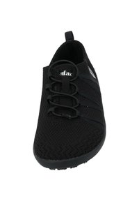 Schwarzer Sportschuh mit einem strukturierten Mesh-Obermaterial, elastischen Schnürsenkeln und einem minimalistischen Design. Abgerundete Zehenpartie und flexible Gummisohle.