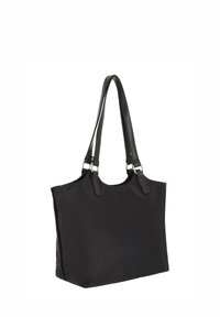 Bolso tote negro hecho de tela con correas de cuero, que presenta una forma rectangular, detalles metálicos plateados y un detalle texturizado en el lateral.