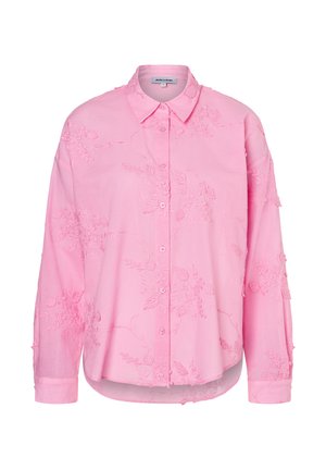 Rosa bestickte Bluse mit floralen Mustern, durchgehender Knopfleiste, langen Ärmeln und gewelltem Saum mit weicher Textur.