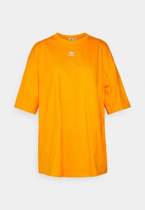 Fel oranje Adidas T-shirt met korte mouwen en wit logo gecentreerd onder de halslijn op een effen lichte achtergrond.