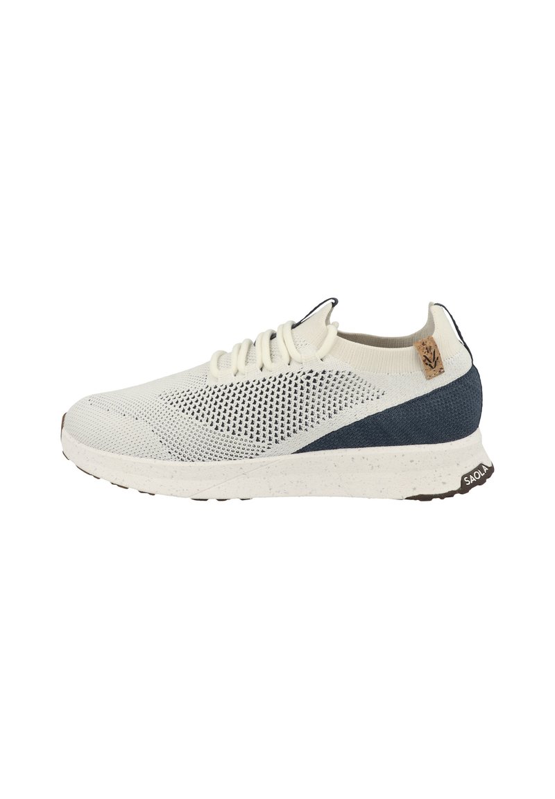 Baskets avec une tige tissée blanche, accent bleu foncé, bout arrondi et semelle texturée. Présentent des lacets légers et un détail de logo au niveau du talon.
