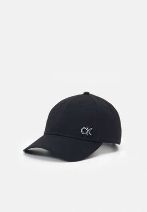 Zwarte baseballpet met zes panelen, een gebogen klep en een klein zilverkleurig "CK"-logo aan de voorkant aan de linkerkant.