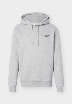 Hanorac gri deschis cu glugă, buzunar frontal și logo negru „Björn Borg Stockholm 1956” pe pieptul stâng, mâneci lungi și glugă cu șnur ajustabil.