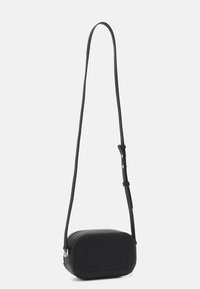 Borsa a tracolla in pelle nera testurizzata con bordi arrotondati e tracolla lunga regolabile.
