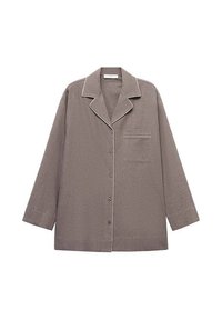 Camisa marrón de manga larga con botones, con ribete blanco en el cuello y en el bolsillo del pecho, que presenta un corte relajado y cuello de solapa con muesca.