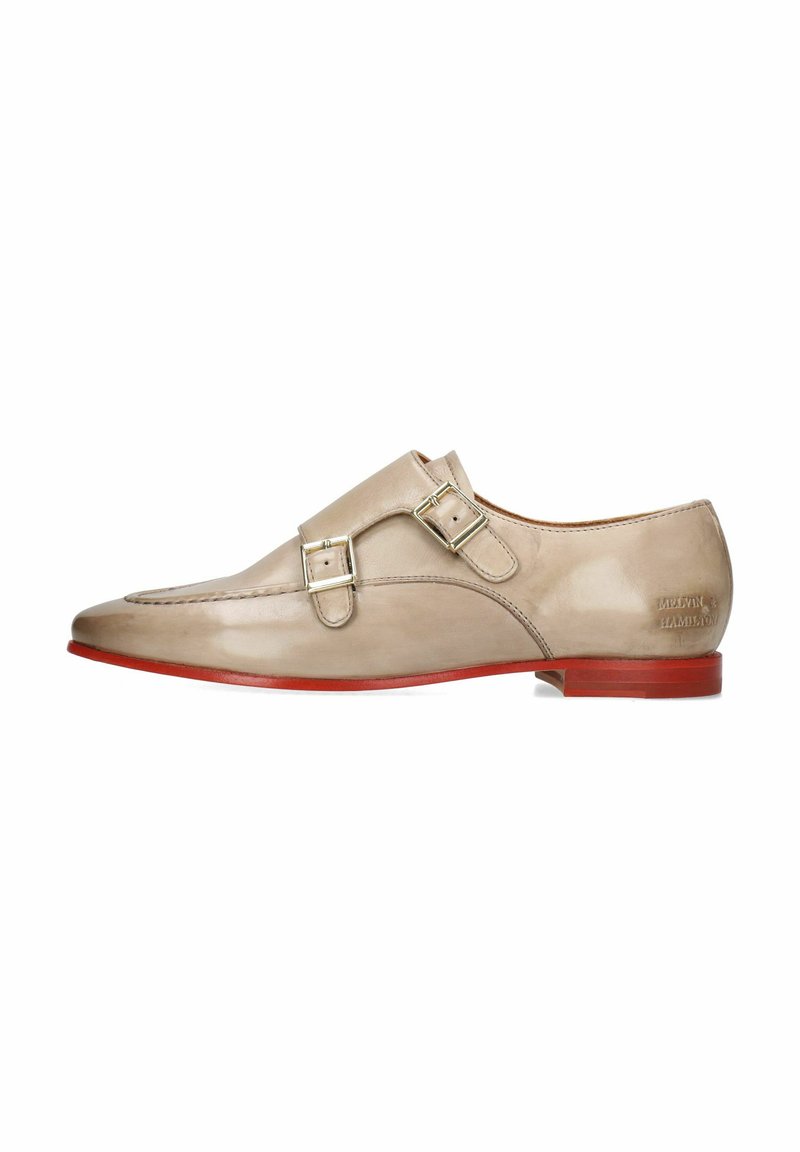Scarpa monk strap in pelle beige con due fibbie regolabili, punta appuntita e suola rossa. Texture liscia con dettagli di cucitura sottili.