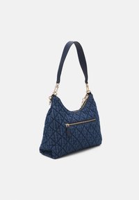 Borsa a tracolla trapuntata di colore blu navy con una sola tracolla, dotata di una tasca con zip frontale e design in tessuto testurizzato. Rifiniture in hardware dorato.
