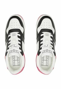 Sneaker bianchi e neri con una tomaia in cuoio testurizzato, dettagli rosa sulla suola, chiusura con stringhe e marchio sulla linguetta e sul lato.