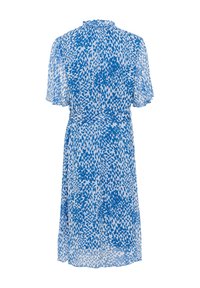 Robe bleue à motif avec des manches courtes en volants, un col haut, une taille cintrée et un tissu fluide présentant un design abstrait bleu et blanc.