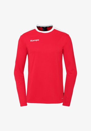 Langærmet rød sportstrøje lavet af letvægtsstof, med en hvid krave og skuldre, og med "Kempa" logo trykt i hvid.