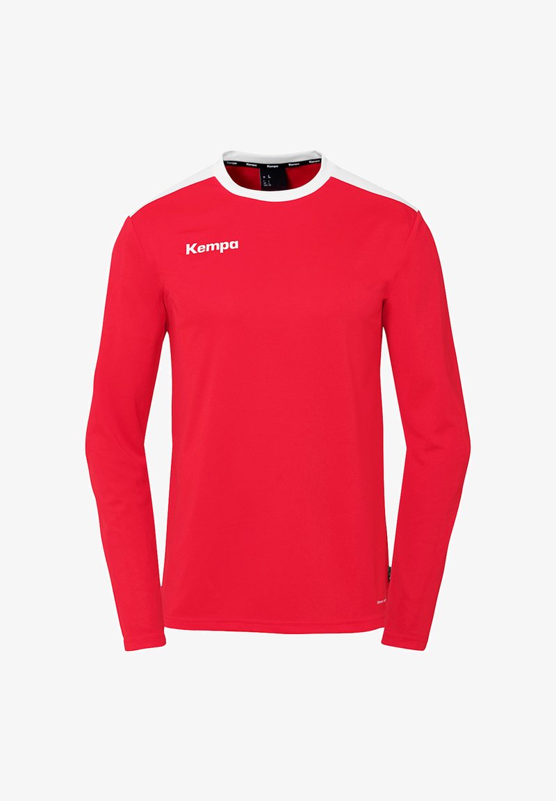 Langærmet rød sportstrøje lavet af letvægtsstof, med en hvid krave og skuldre, og med "Kempa" logo trykt i hvid.