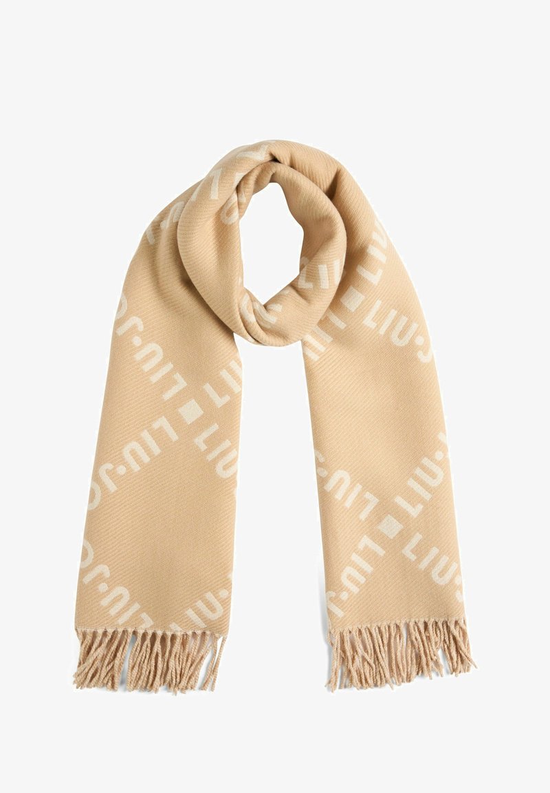 Sciarpa beige con un motivo intrecciato che presenta il testo "LIU•J" in bianco. Tessuto testurizzato con estremità frangiate.