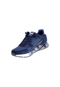 Scarpe sportive blu navy con una combinazione di suede e mesh, caratterizzate da un motivo testurizzato sul lato, dettagli bianchi e una suola decorata.