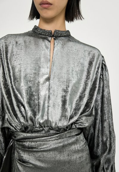 Zilverkleurige metallic blouse met een hoge halslijn en sleutelgatdetail, voorzien van gestructureerde stof, lange opgeblazen mouwen en een gegatherde taille.