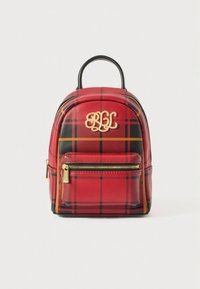 Piros kockás műbőr mini hátizsák arany monogrammal, cipzáras első zsebbel és fekete részletekkel. Kompakt és strukturált kialakítás.