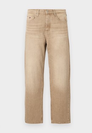 Jeans de mezclilla beige con un diseño de pierna recta. Presenta un cierre de botón en la parte delantera y un pequeño logo en el bolsillo izquierdo. Textura ligeramente desgastada.