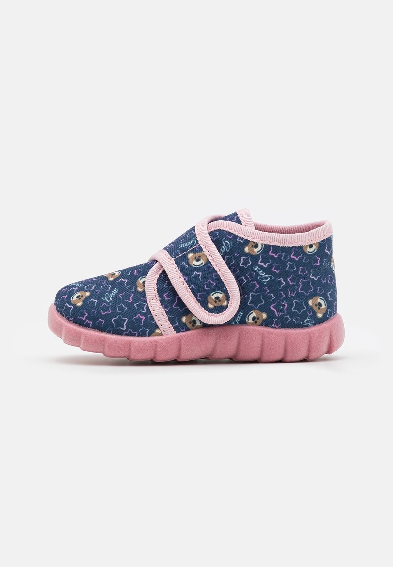 Chausson enfant bleu marine avec bordure rose et semelle, décoré de visages d’oursons, d’étoiles, et fixé avec des bandes Velcro ajustables.