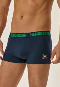 Granatowe męskie bokserki z miękkiej bawełny, z zielonym pasem "HENDERSON" oraz małym czerwonym autem z wzorem choinki bożonarodzeniowej.
