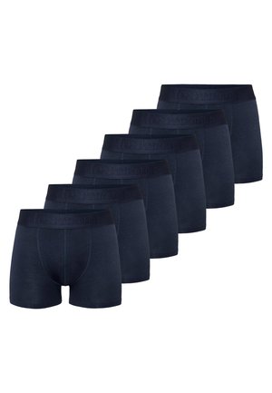 Mörkblå bomullsboxer med mjukt elastiskt midjeband som har en subtil präglad logotyp. Sex par uppställda på rad.