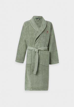 Peignoir doux vert sauge avec col châle, deux poches avant, une ceinture à la taille et un petit logo rouge brodé sur la poitrine.