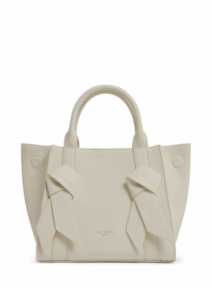Bolso tote color crema de Ted Baker, con dos asas redondeadas, paneles laterales anchos y tiras decorativas anudadas en la parte delantera.