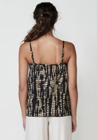 Zwarte en gouden tanktop met een patroon, voorzien van dunne bandjes, met een losse uitstraling en een zachte textuur, en een uniek abstract patroon en rechte zoom.