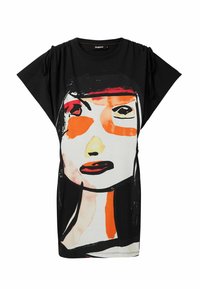 Svart t-shirtklänning med ett stort, abstrakt ansiktstryck i orange, röd och vit. Har veckade korta ärmar och en avslappnad passform.