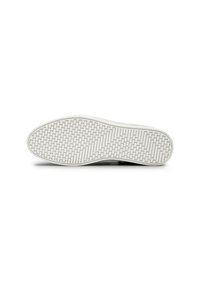 Witte sneakerzool met een gestructureerd rubberen oppervlak, voorzien van een patroon op de loopvlak voor grip en een ronde neusschoenontwerp.
