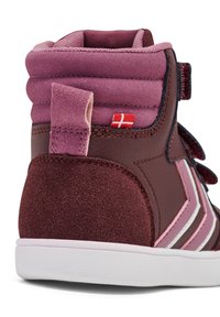 Burgundy hög sneakers med en rosa vadderad krage, med en texturerad mockafinish, vita ränder och en liten dansk flagga som accent.