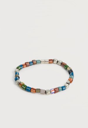 Βραχιόλι με χάντρες με πολύχρωμες κυλινδρικές και στρογγυλές χάντρες, συμπεριλαμβανομένων ασημί και ριγωτών σχεδίων, τοποθετημένες σε κλειστό βρόχο.