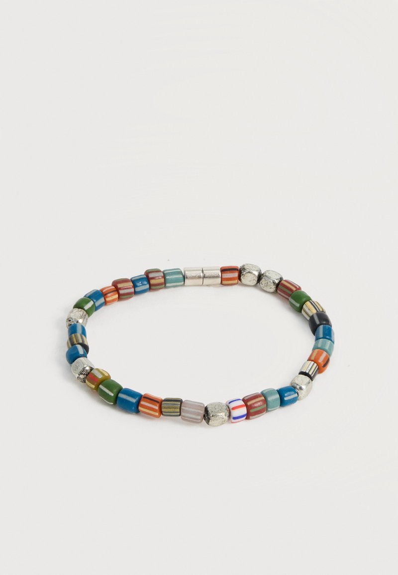 Βραχιόλι με χάντρες με πολύχρωμες κυλινδρικές και στρογγυλές χάντρες, συμπεριλαμβανομένων ασημί και ριγωτών σχεδίων, τοποθετημένες σε κλειστό βρόχο.