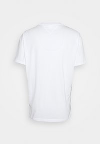 Camiseta blanca de manga corta con cuello redondo, de textura de algodón suave y dobladillo recto. Espalda lisa sin marcas ni patrones visibles.