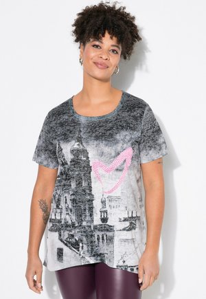 Grå kortærmet T-shirt med bylandskabsprint og pink accent i midten samt rund halsudskæring, parret med burgunder leggings.
