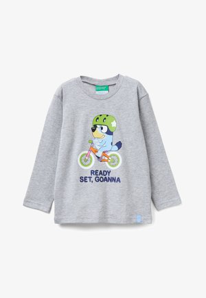 Grijze T-shirt met lange mouwen, gemaakt van katoen. Op de voorkant staat een cartoon van een hond op een fiets, met een groene helm, en de tekst "READY SET, GOANNA."