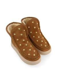 Botines de ante marrón con tachuelas doradas, forro de felpa y suelas de goma de color beige claro. Presentan detalles de costura a lo largo de los bordes.