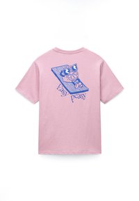 Ροζ βαμβακερό μπλουζάκι με άνετη εφαρμογή, που απεικονίζει μπλε γραφική εικόνα ενός λεμονιού με γυαλιά ηλίου και το κείμενο "Εύκολο σαν παιχνίδι" από κάτω.