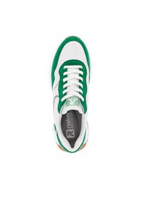 Baskets blanches avec des accents en suède vert, bout rond et lacets blancs. Dotées d'une semelle intérieure rembourrée estampillée "Rieker Evolution Soft".