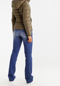 Hilfiger Denim Bunda z prachového peří - khaki