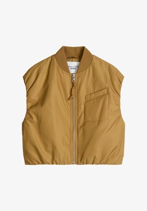 Veste sans manches marron matelassée avec fermeture éclair avant, col côtelé et une poche poitrine cousue sur le côté droit.