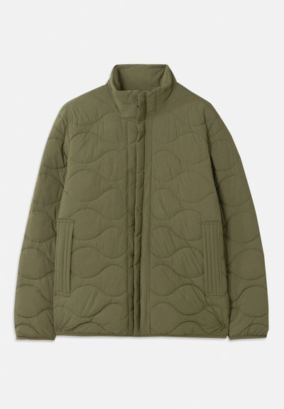 Olijfgroene gewatteerde jas met hoge kraag, voorzien van een golfpatroon en zijzakken met verticale ribbelaccenten. Duurzame stof.