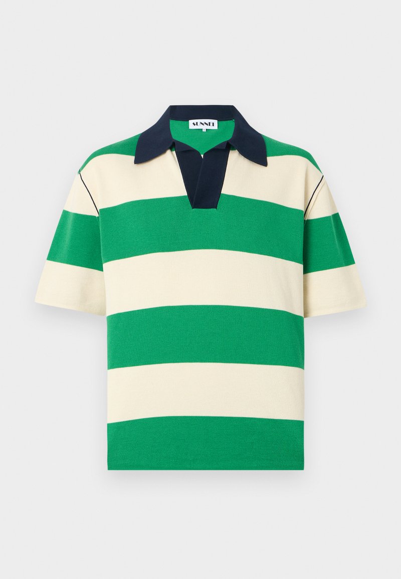 Camisa polo a rayas verde y crema con cuello navy, que presenta un diseño clásico de escote en V y mangas cortas. La tela texturizada añade profundidad.