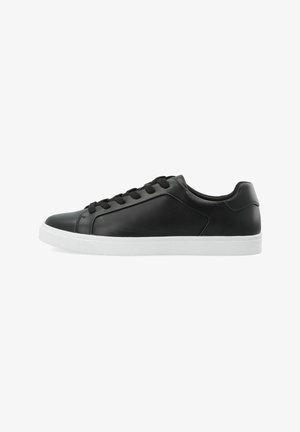 Sorte lædersneakers med en glat overflade, rund tå, flad hvid gummisål og sorte snører. Har et minimalistisk design uden synlig branding.