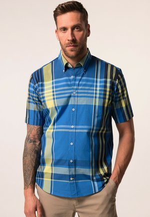 Camisa de cuadros azul de manga corta con rayas verdes y amarillas, con botones en la parte delantera, cuello y un bolsillo en el pecho. Material de algodón, textura suave.
