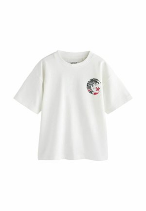 Hvid T-shirt med korte ærmer og rund hals, med en lille sort og rød stiliseret bølge og japansk tegn på venstre bryst.