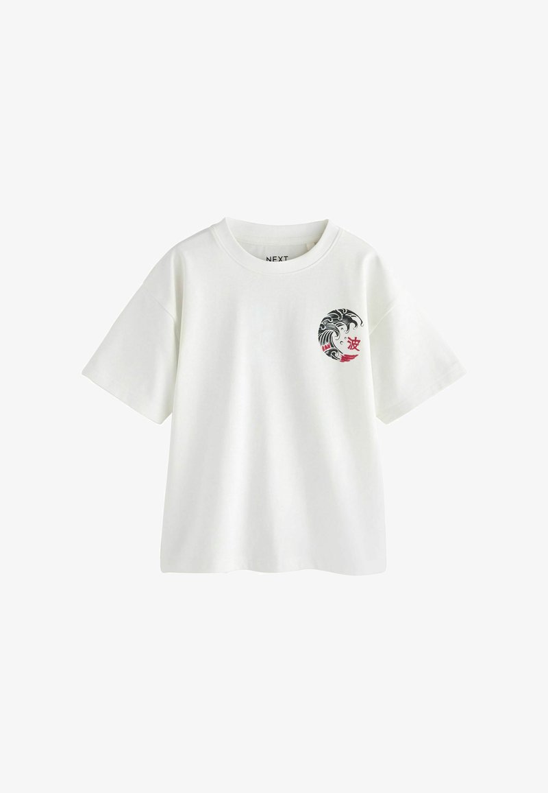 T-shirt blanc à manches courtes avec col rond, présentant une petite vague stylisée noire et rouge et un caractère japonais sur la poitrine gauche.
