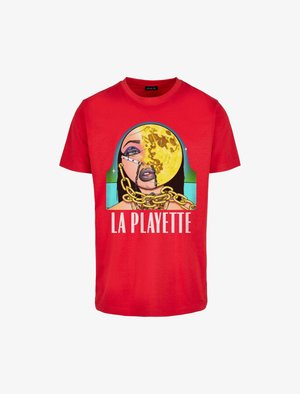 Rød bomulds t-shirt med et grafisk tryk af et ansigt med en måne og kæder, tekst "LA PLAYETTE" nederst, samt farverige nuancer.