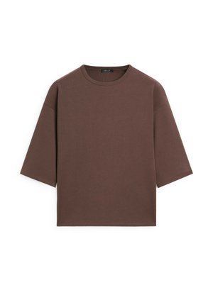 Brun cropped t-shirt med rund halsudskæring, korte ærmer og en blød tekstur. Designet med en afslappet pasform og minimal detaljering.