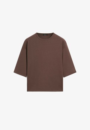 Braunes, kurzes T-Shirt mit rundem Halsausschnitt, kurzen Ärmeln und einer weichen Textur. Entworfen mit einem lässigen Schnitt und minimalen Details.